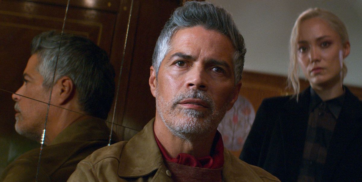 Gabriel (Esai Morales), en gråhårig man och ett gråvitt bockskägg, står i en tågstuga med träpanel och stirrar in i kameran när hans lakej Paris (Pom Klementieff) hotfullt skymtar i bakgrunden i Mission: Impossible – Dead Reckoning del ett