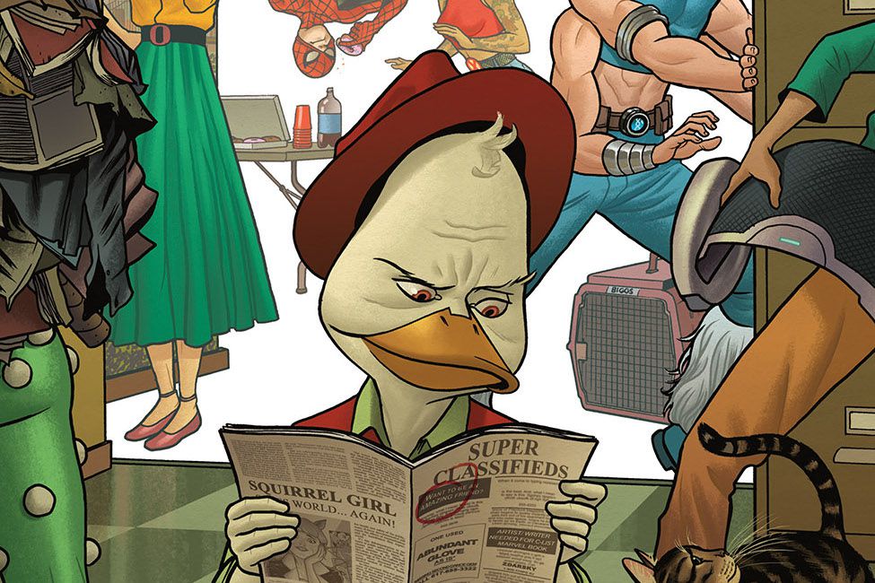 Howard the Duck granskar Super Classifieds skeptiskt när olika figurer (Spider-Man, en kille med fyra armar, en kvinna i kjol) passerar bakom honom.