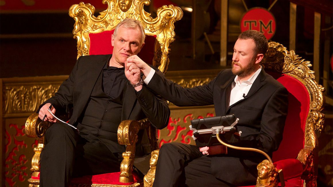 Greg Davies och Alex Horne delar ett ömt ögonblick på Taskmaster-scenen, när Davies håller Hornes hand mot ansiktet, som för en kyss.