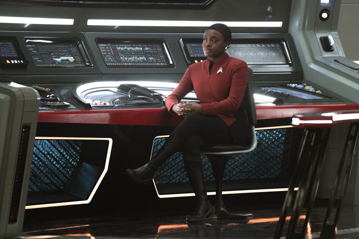 Uhura (Celia Rose Gooding) sitter vid sin station