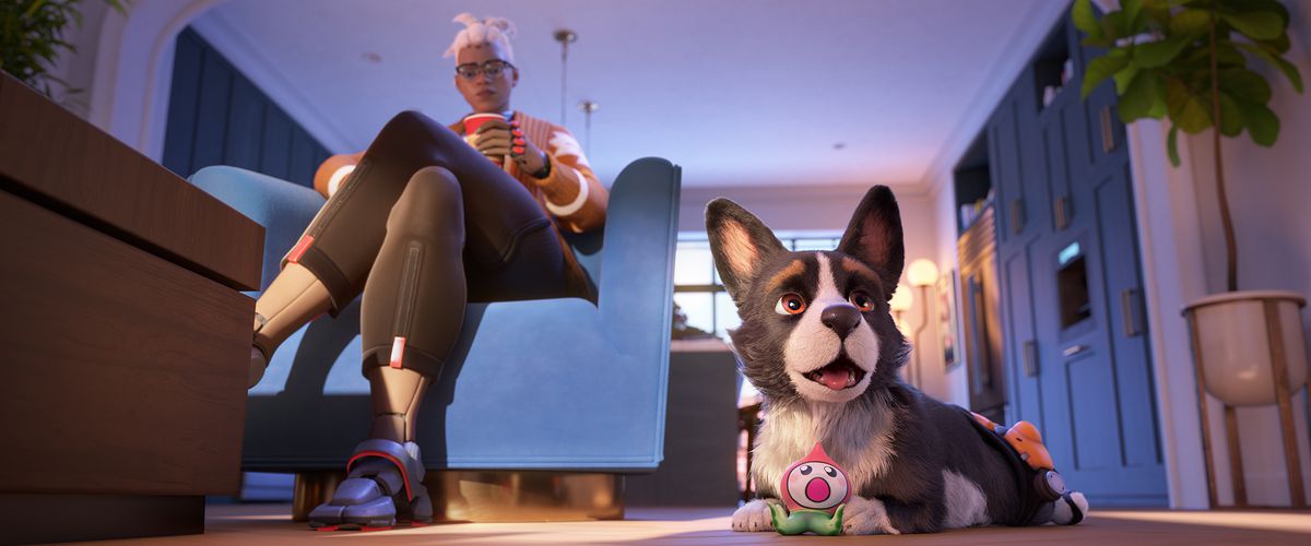 Sojourn sitter på sin soffa medan hunden Murphy tittar upp från sin pipiga Pachimari-leksak i en stillbild från Overwatch 2-animerade kort 