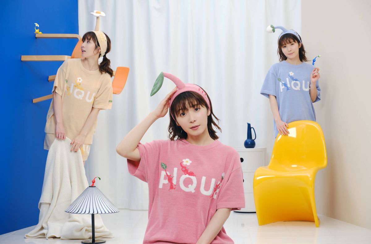 Modellen Mayu Matsuoka visar upp några av Gelato Piques nya kläder med Pikmin-tema, inklusive T-shirts och pannband som är i olika färger, motsvarande en del av Pikmins färg.