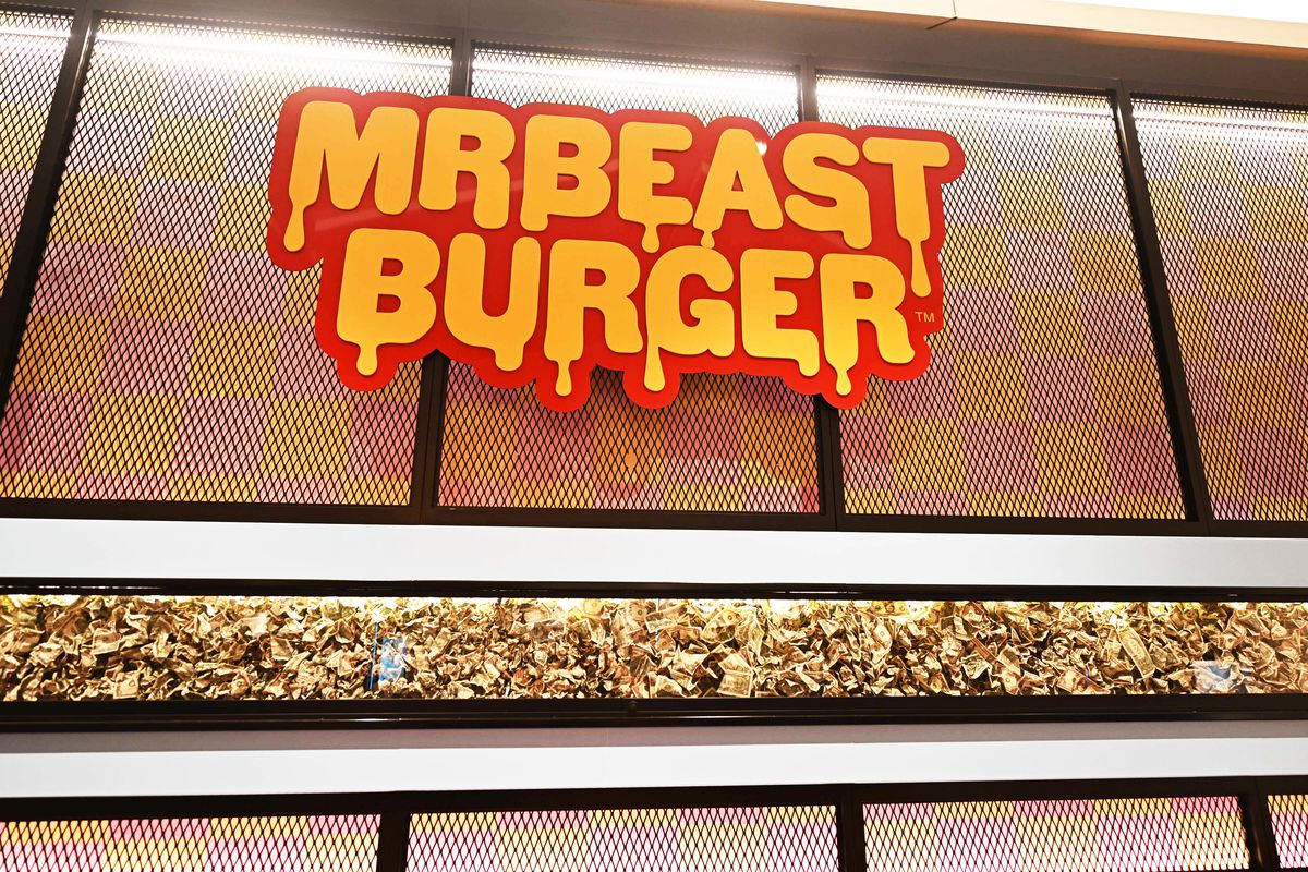 En vy av skyltar när den globala YouTube-stjärnan MrBeast lanserar den första fysiska MrBeast Burger Restaurant på American Dream den 4 september 2022 i East Rutherford, New Jersey.