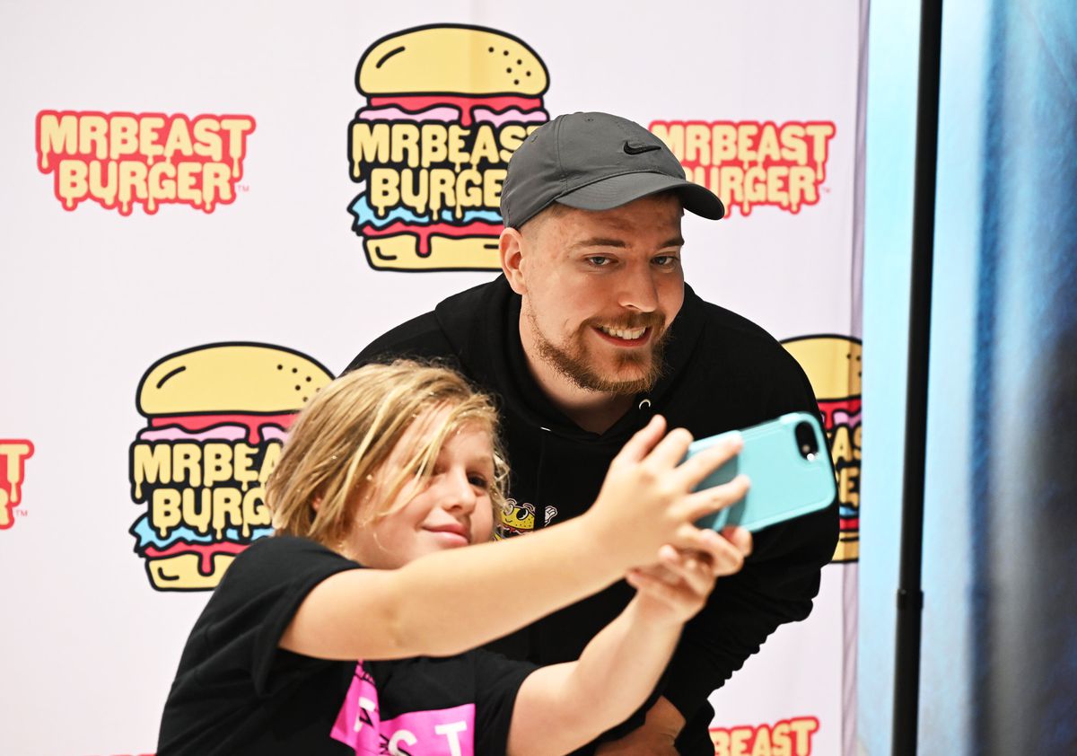 Den globala YouTube-stjärnan MrBeast (R) poserar med fans vid lanseringen av den första fysiska MrBeast Burger Restaurant på American Dream den 4 september 2022 i East Rutherford, New Jersey.