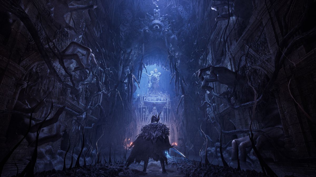 En figur med kappa och hatt utforskar en extremt utsmyckad och gotisk korridor i Lords of the Fallen