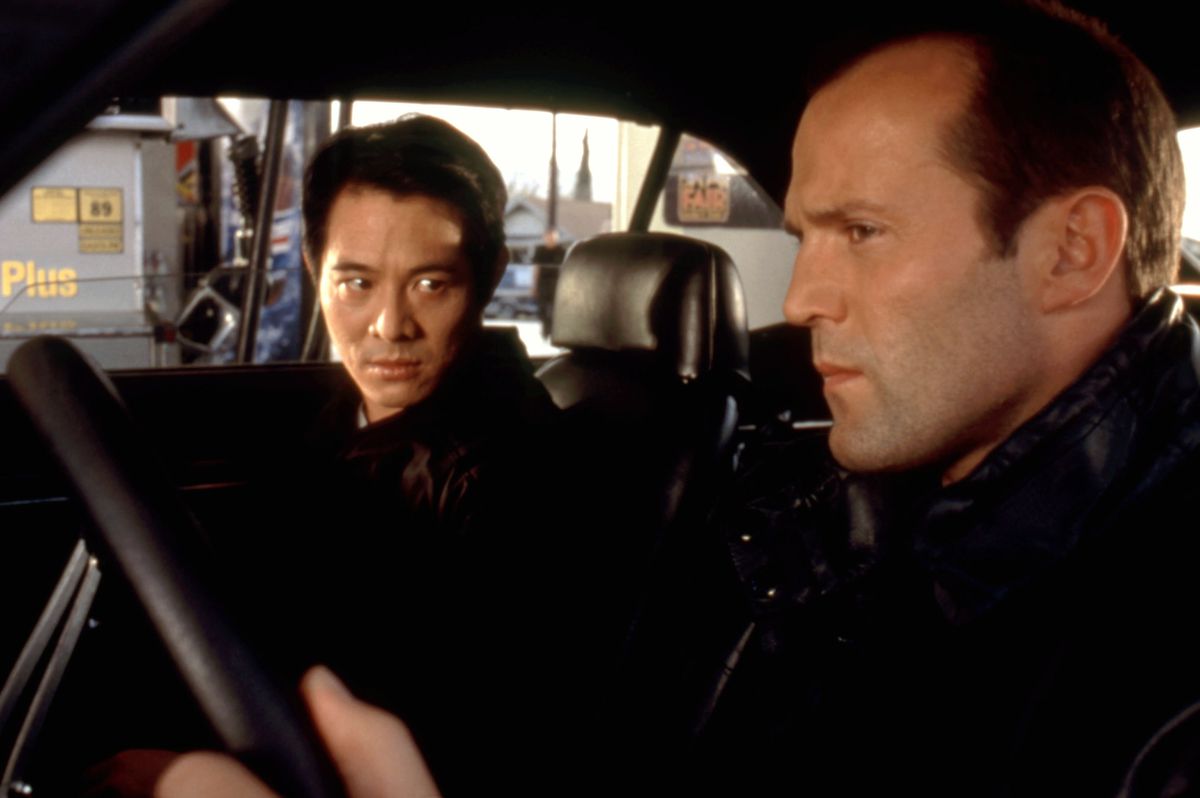 Jet Li och Jason Statham sitter i en bil tillsammans.  Li, som sitter i passagerarsätet, tittar på Statham (som har hår), som sitter i förarsätet, i The One.
