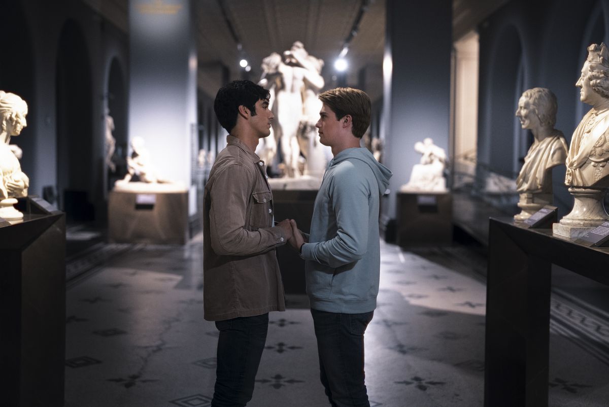 Alex och Henry står i ett tomt museum och håller varandra i hand