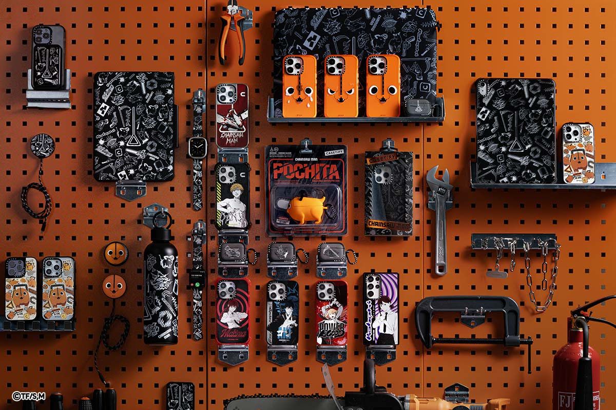En bild som visar hela sortimentet av Chainsaw Man-mobiltillbehör från Casetify på en orange pegboard