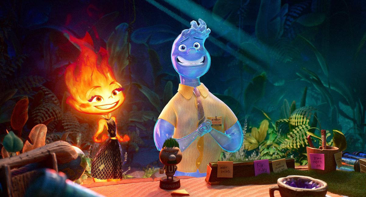 Ember och Wade från Pixars Elemental står bredvid varandra