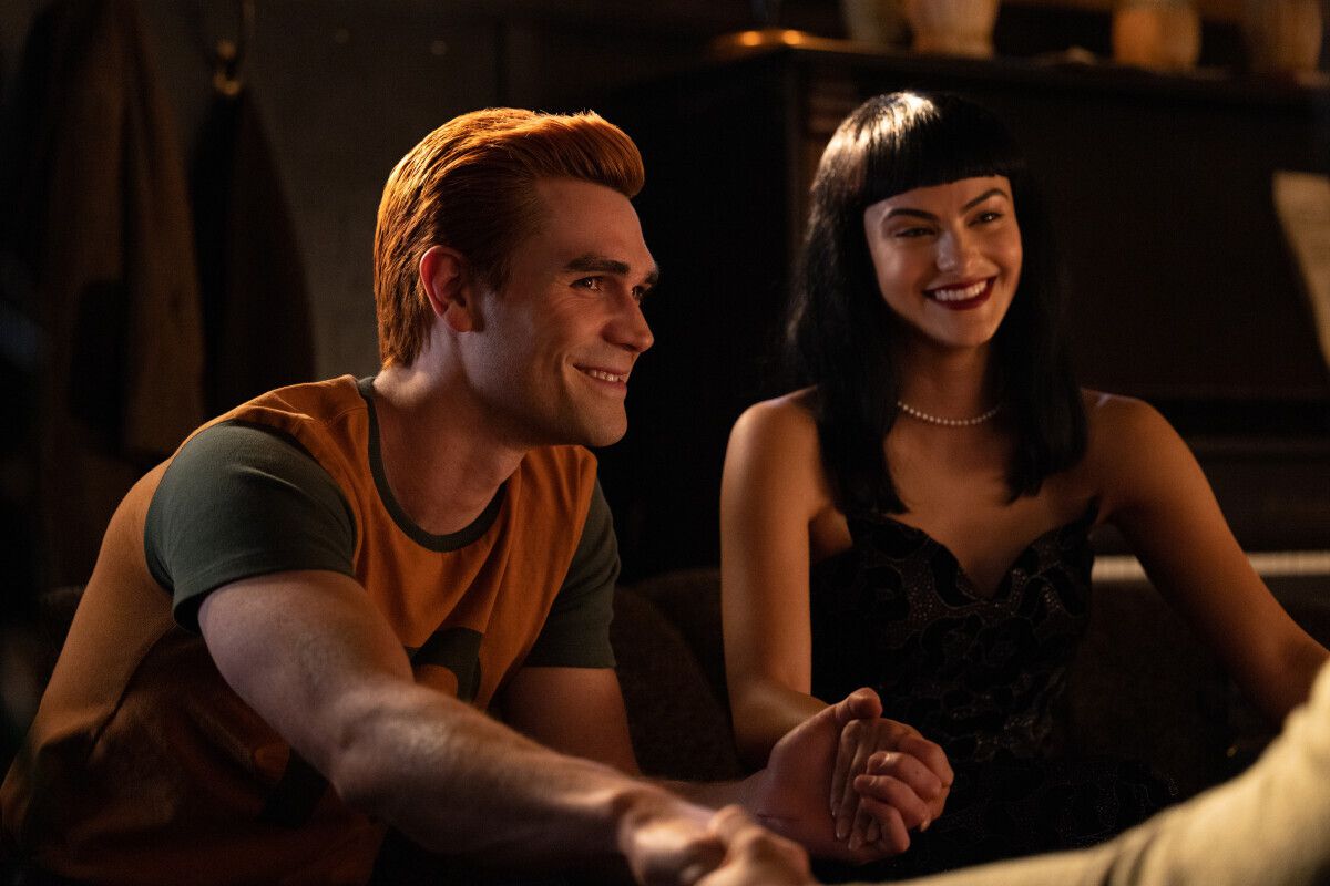 Archie (KJ Apa) och Veronica (Camila Mendes) sitter och skrattar medan de håller varandra i hand