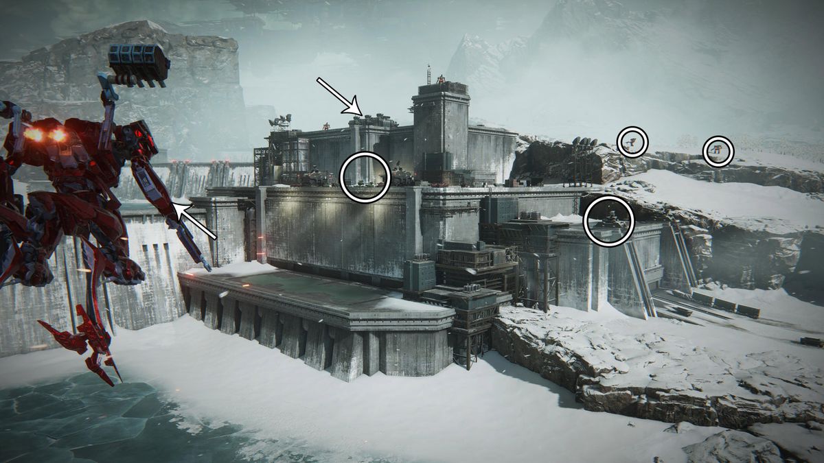 En mek flyger över ett snölandskap medan en brutalistisk bas skymtar i bakgrunden framför bergen i Armored Core 6.