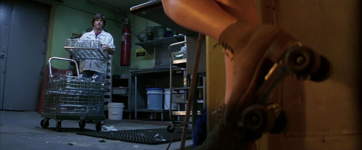 Eddie Adams (Mark Wahlberg) arbetar på baksidan av en restaurang med Roller Girl (Heather Graham) i Boogie Nights.
