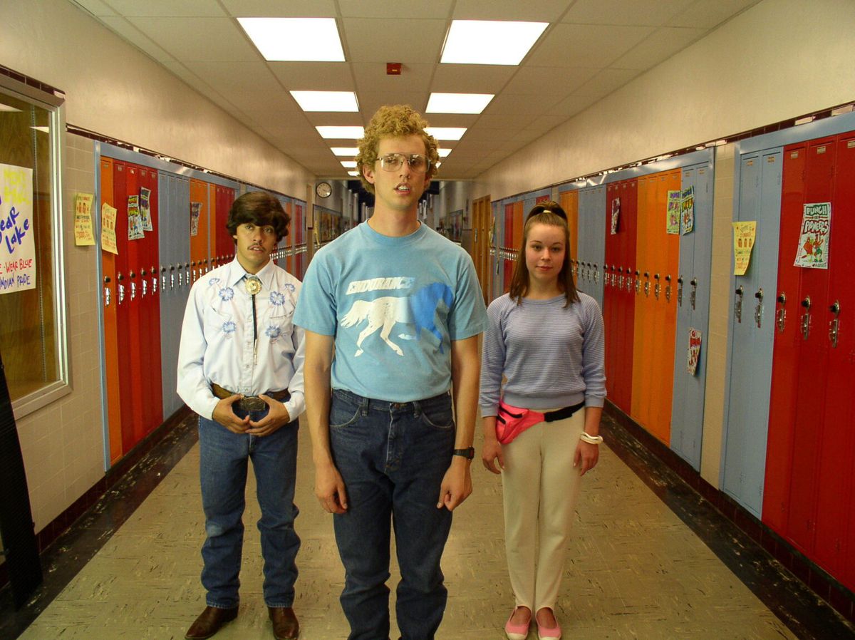 (LR) Pedro (Efren Ramirez), Napoleon Dynamite (Jon Heder) och Deborah Bradshaw (Tina Majorino) står i en high school-korridor i Napoleon Dynamite.