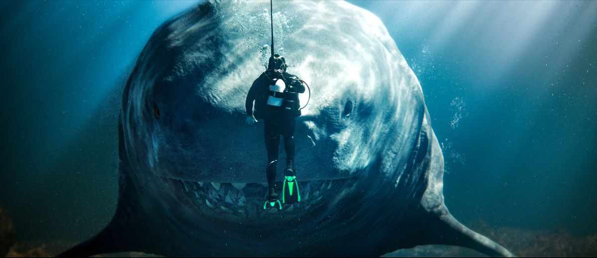 En dykare går ansikte mot ansikte med en gigantisk megalodonhaj i Meg 2: The Trench.