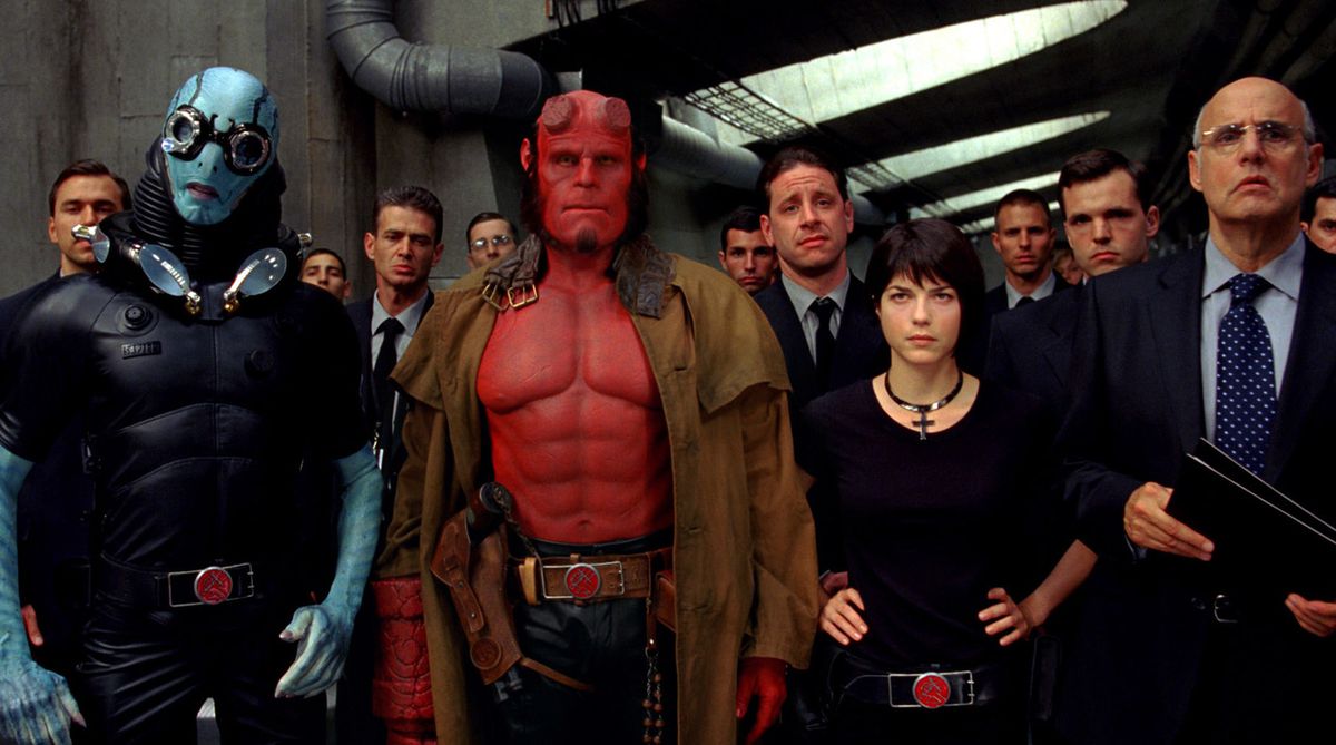 (LR) Abe Sapien (Doug Jones), Hellboy (Ron Perlman), Liz Sherman (Selma Blair) och Tom Manning (Jeffrey Tambour) i Hellboy.
