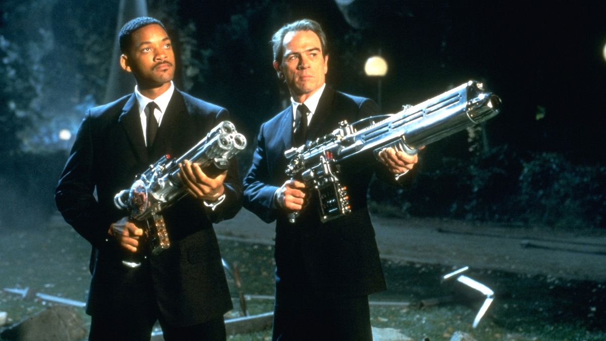(LR) Will Smith och Tommy Lee Jones som Agent J och K med stora kromfärgade rymdgevär i Men in Black.