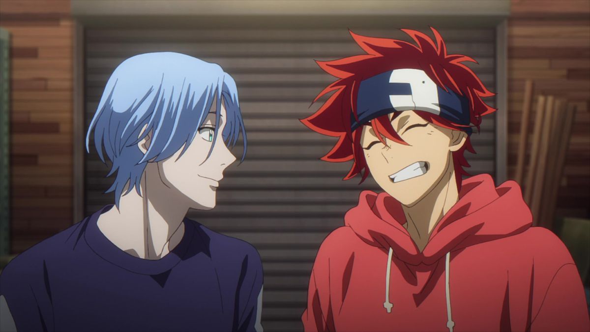 En blåhårig animepojke står bredvid en leende rödhårig animepojke.