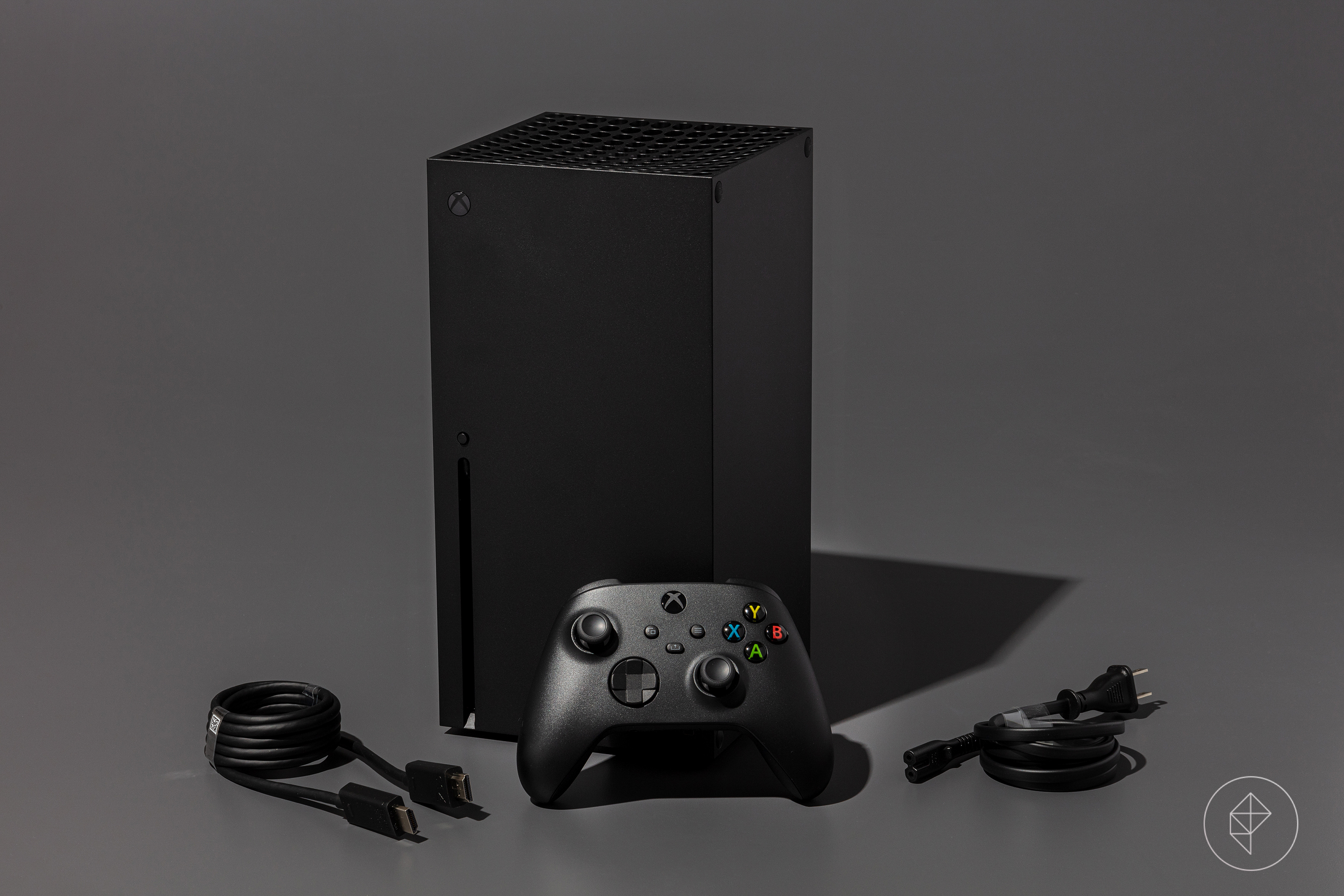 Xbox Series X-spelkonsol fotograferad på en mörkgrå bakgrund