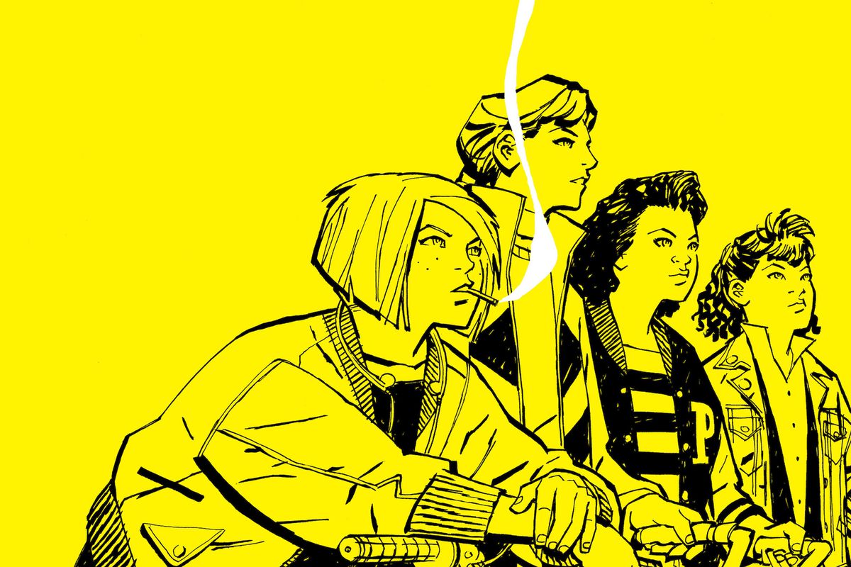 Mac, KJ, Tiffany och Erin står jämt med konsten från Paper Girls, Image Comics (2016).  Mac ligger böjd över sitt cykelstyre och röker en cigarett.