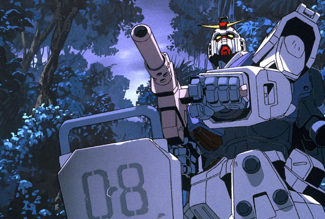 En RX-79 Ground Type Gundam-dräkt som riktar en maskingevär i en skog i Mobile Suit Gundam: 08th MS Team.