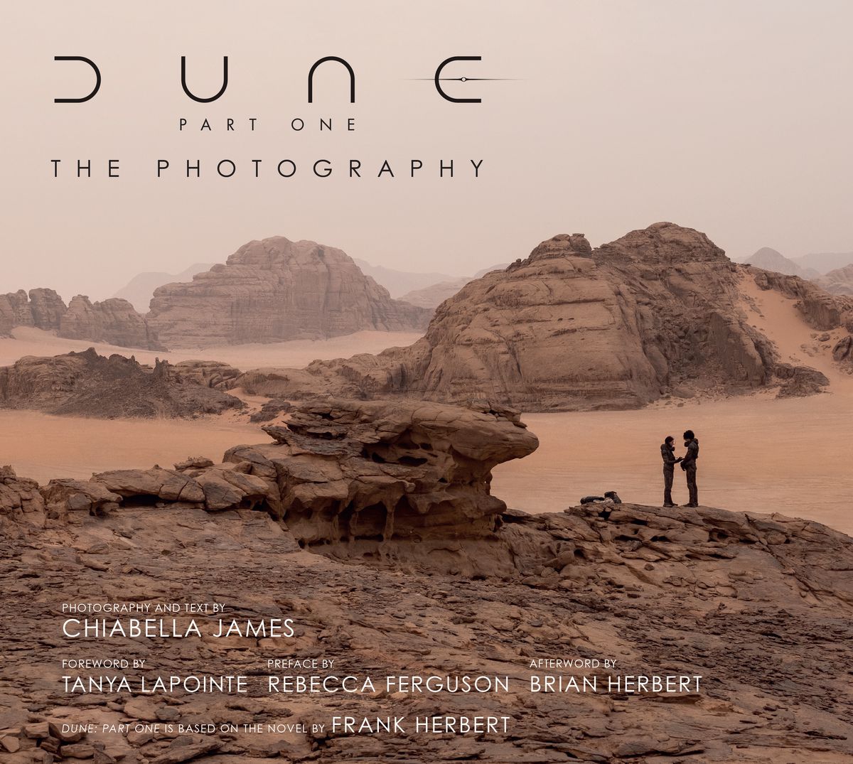 Omslaget till Dune Part One: The Photography, som visar två personer som står på en stenig klippa i öknen