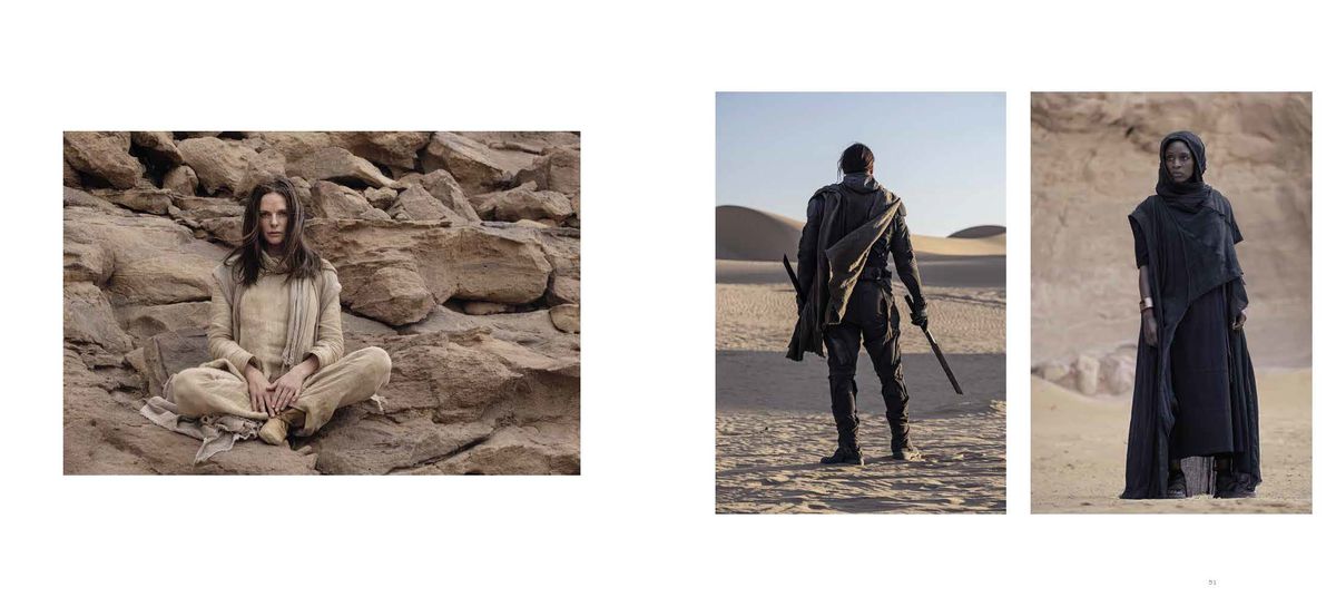 Bilder från Dune Part One: The Photography inklusive Rebecca Ferguson som sitter på en sten och olika människor som står i öknen