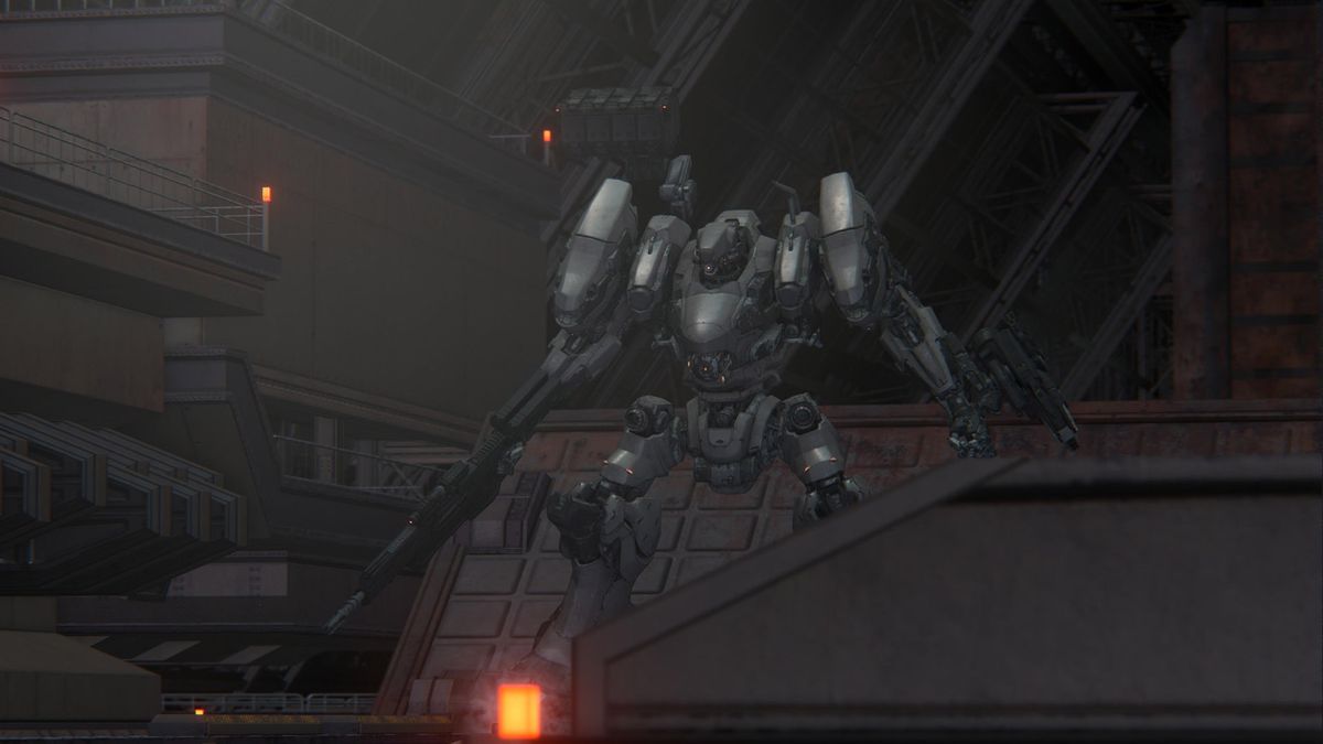 En silvermek gömmer sig i en brutalistisk byggnad i Armored Core 6 träningsläge.