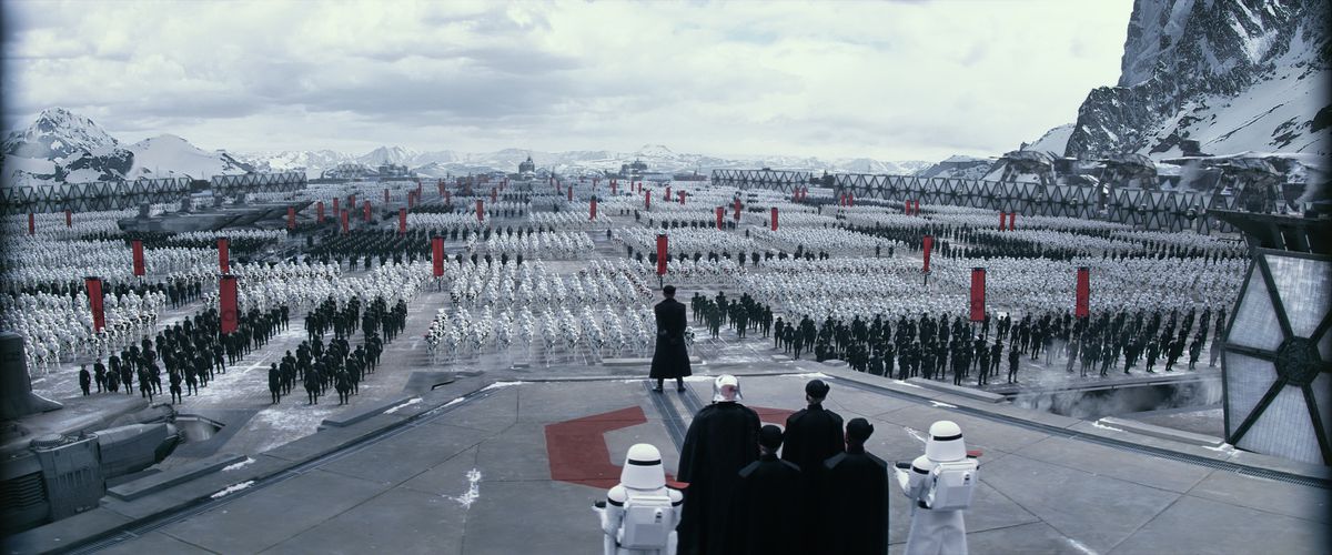 First Order Stormtroopers samlas framför amiral Hux i Star Wars: The Force Awakens