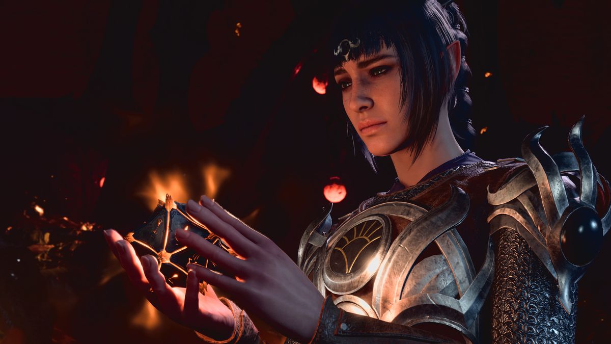 Shadowheart, en präst, stirrar på en magisk anordning i hennes händer i Baldur's Gate 3