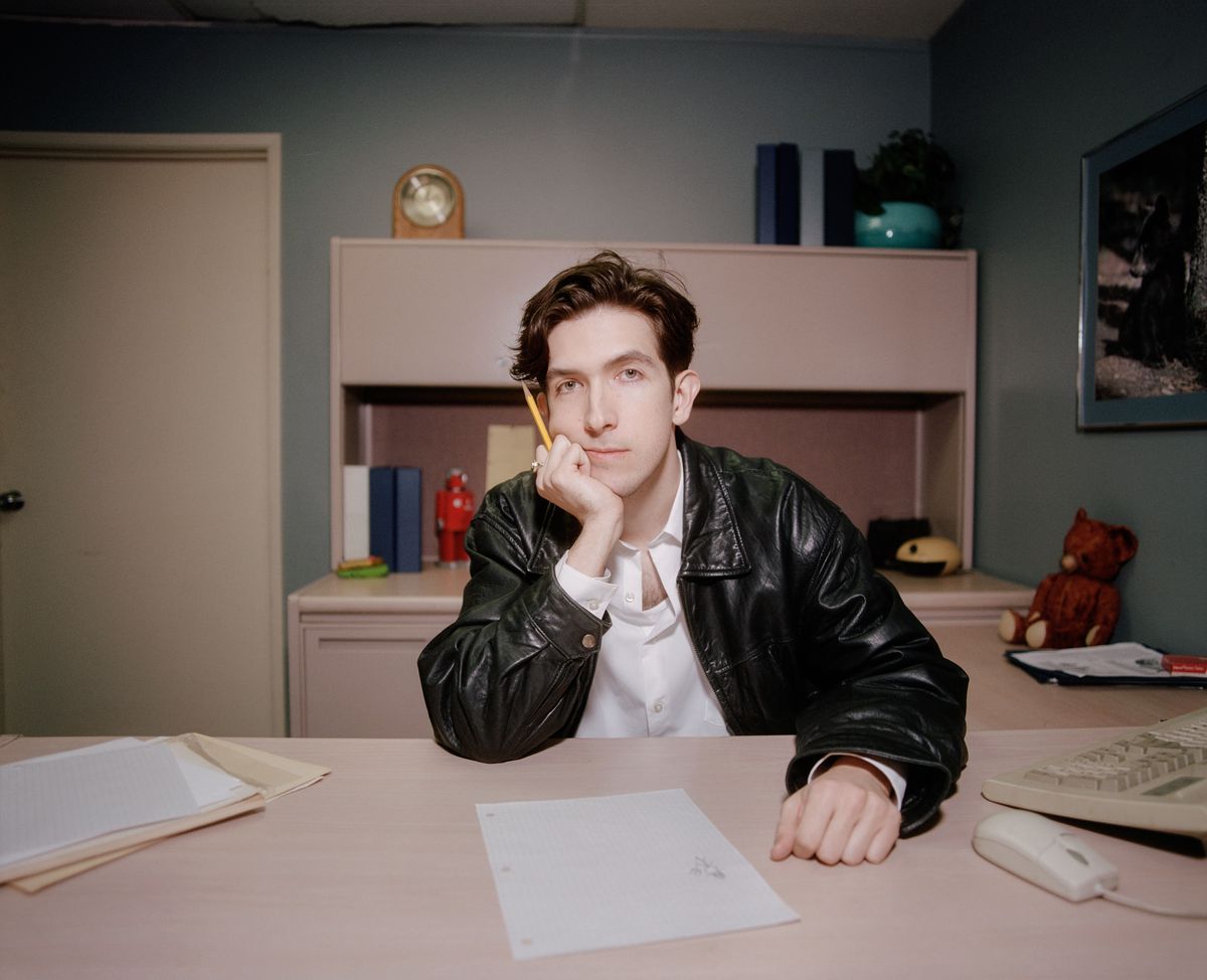 Ett foto av Rick Montogomery som sitter vid ett bord med ett papper framför sig.