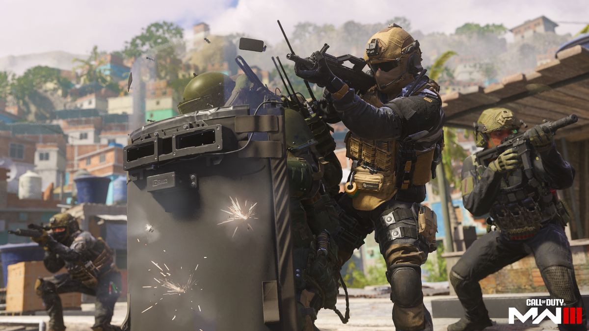 En kvartett soldater utbyter eld på Favela-kartan med två som tar skydd bakom en bepansrad kravallsköld i en skärmdump från Call of Duty: Modern Warfare 3:s flerspelarläge