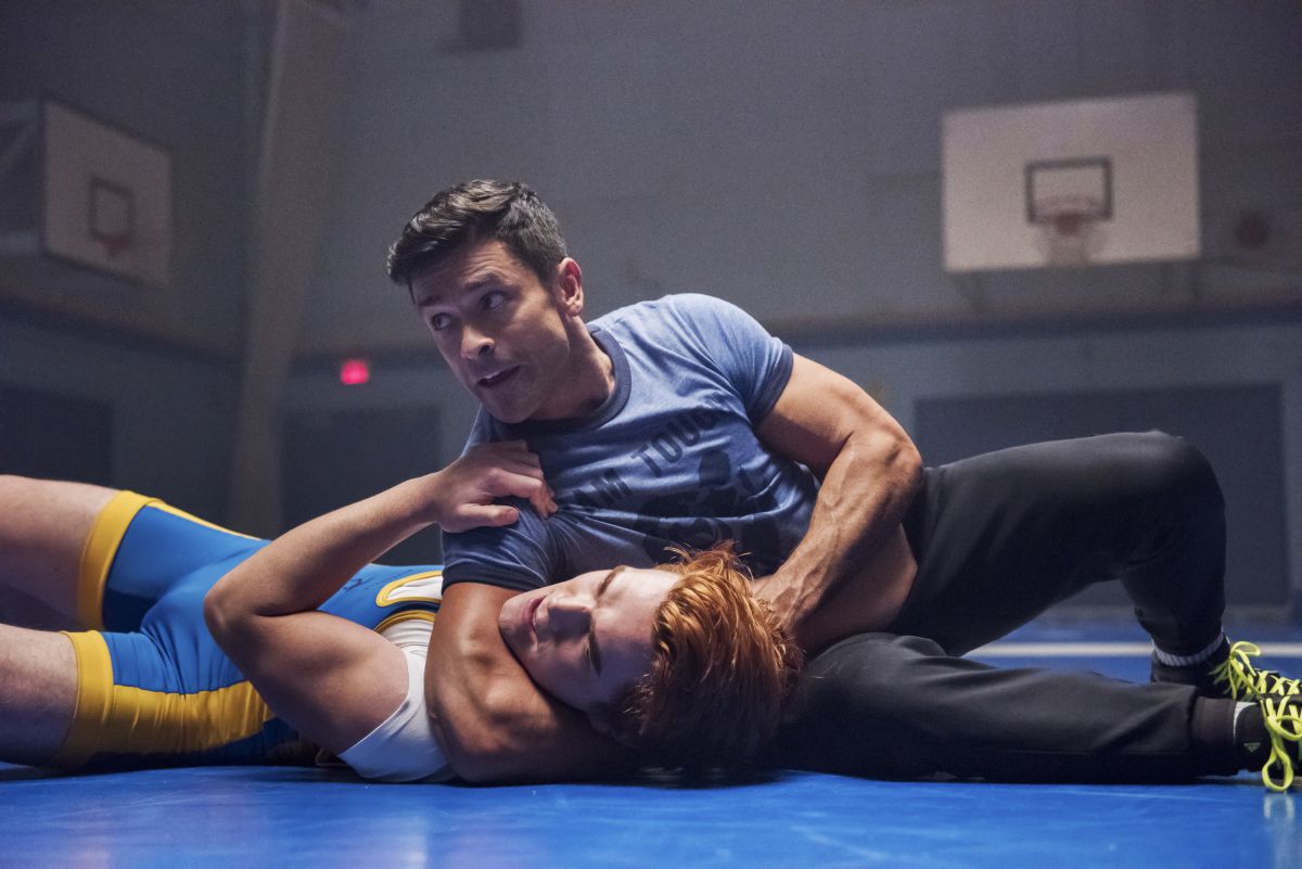 Hiram (Mark Conseulas) pinning Archie (KJ Apa) in a headlock