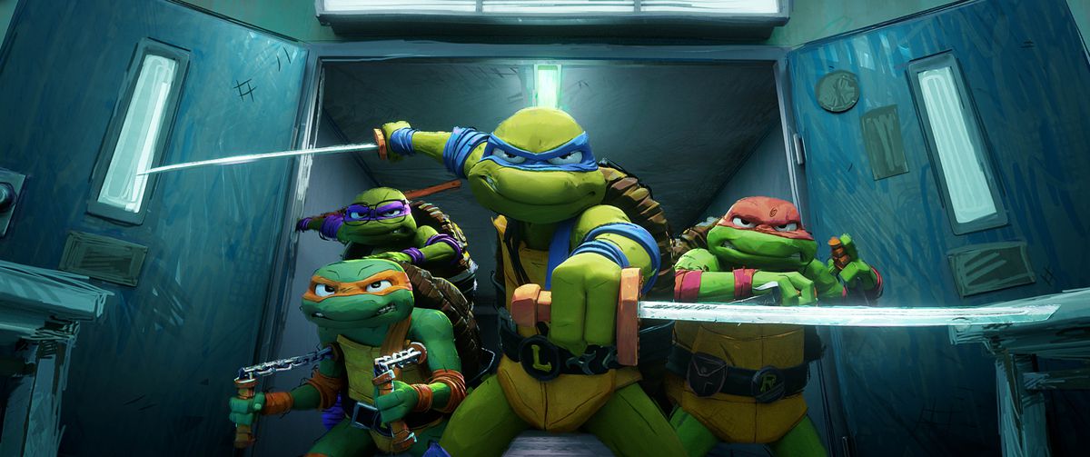 Lr, Donatello, Michelangelo, Leonard och Raphael viftar med sina ninjavapen och poserar dramatiskt när de hoppar genom en uppsättning dubbeldörrar i Teenage Mutant Ninja Turtles: Mutant Mayhem.