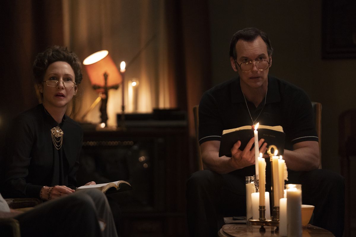 Ed och Lorraine Warren sitter med biblar i ljuset i The Conjuring: The Devil Made Me Do It