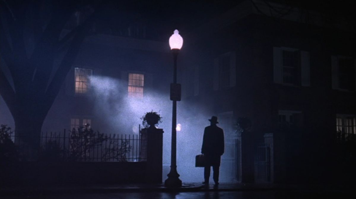 Lankester Merrin står framför MacNeils hem i The Exorcist.