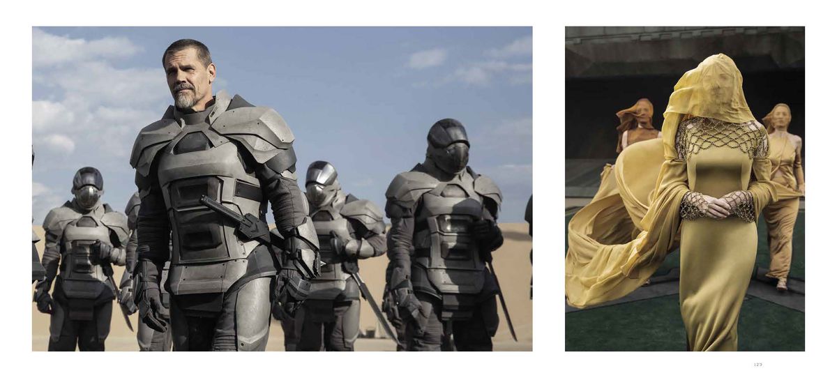 En sida från Dune Part One: The Photography med ett foto av Josh Brolin och flera andra personer i stilla kostymer i öknen till vänster.