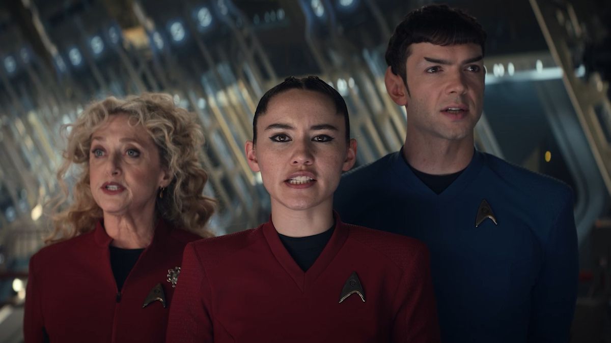 Pelia (Carol Kane), La'an (Christina Chong) och Spock (Ethan Peck) som står och sjunger 