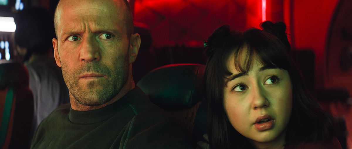 (Lr) Jason Statham som Jonas och Sophia Cai som Meiying ser oroliga ut i Meg 2: The Trench.