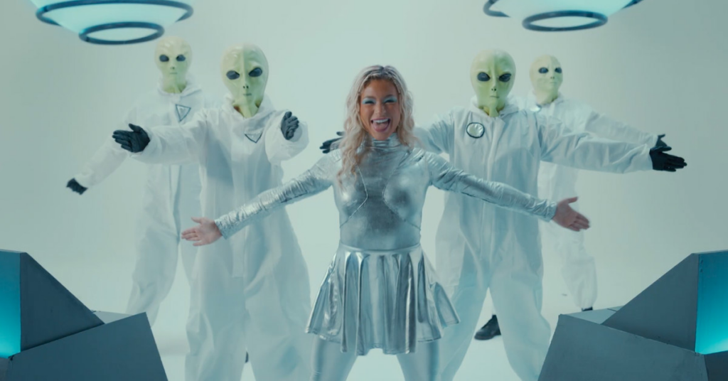 Ms. Biljana Electronica återvänder för hela musikvideon “Planet of the Bass”.