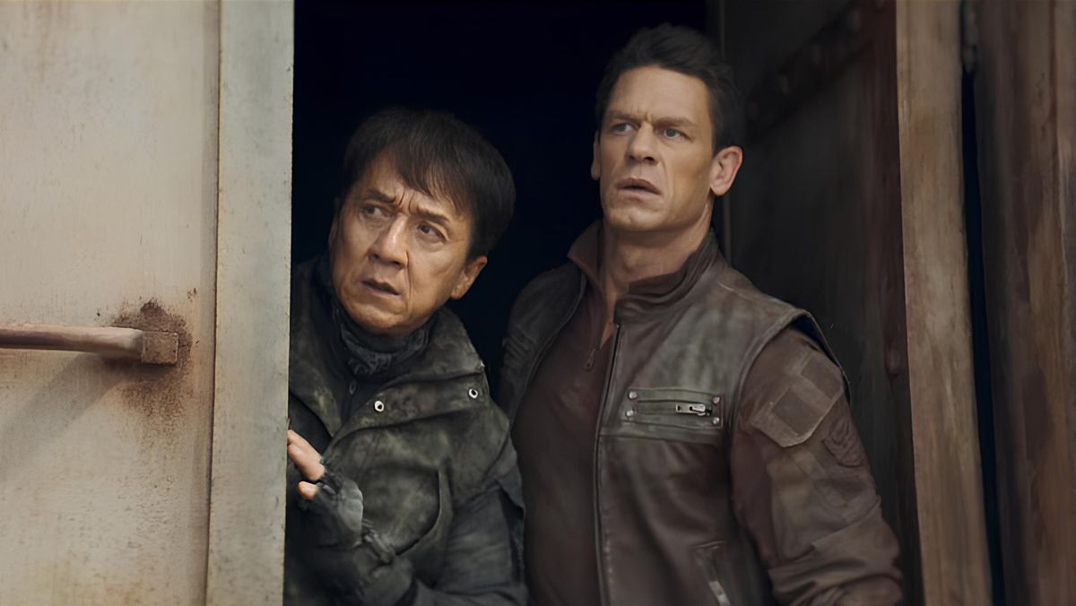 Jackie Chan och John Cena tittar ut ur en bunker och ser förvirrade ut i Hidden Strike.