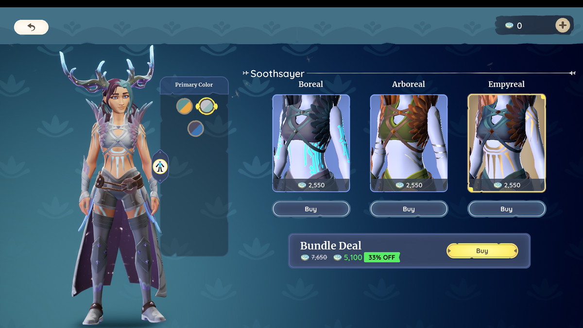 En spelare i Palia navigerar i kassabutiken och visar Soothsayer-outfiten, som är en druidisk look med en cape, horn och runtatueringar.  Kostnaden för föremålet är listad bredvid outfiten i Palia-mynt.