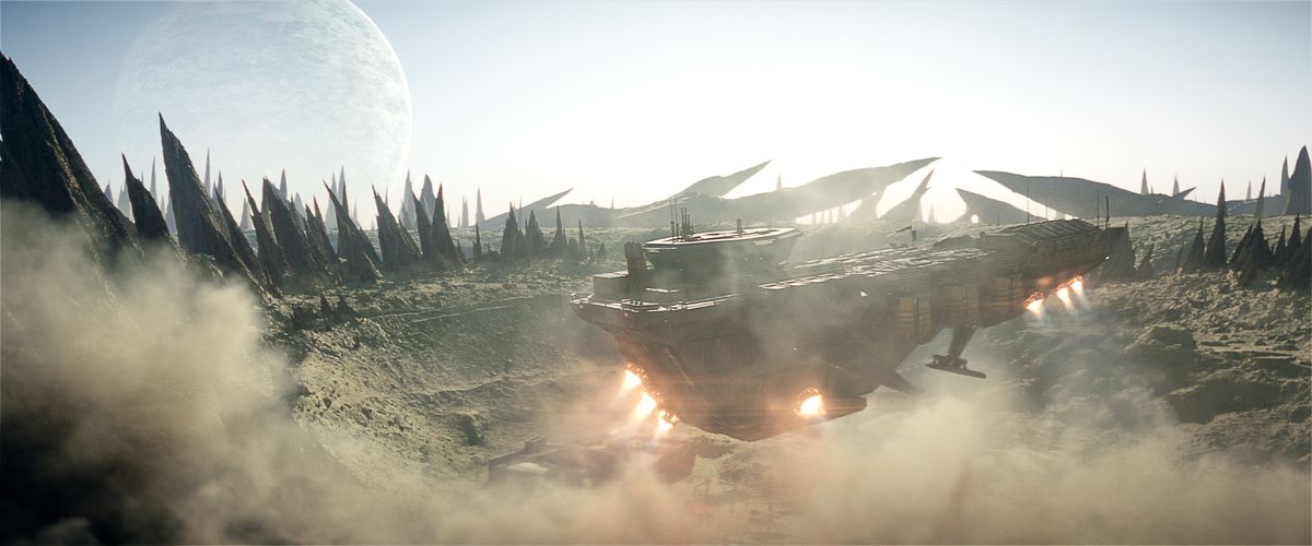 Ett blockigt, brungrå rymdskepp avfyrar sina retrojetstrålar när det landar i ett kargt landskap täckt av skarpa triangulära stenar i en pressbild från Netflix Rebel Moon