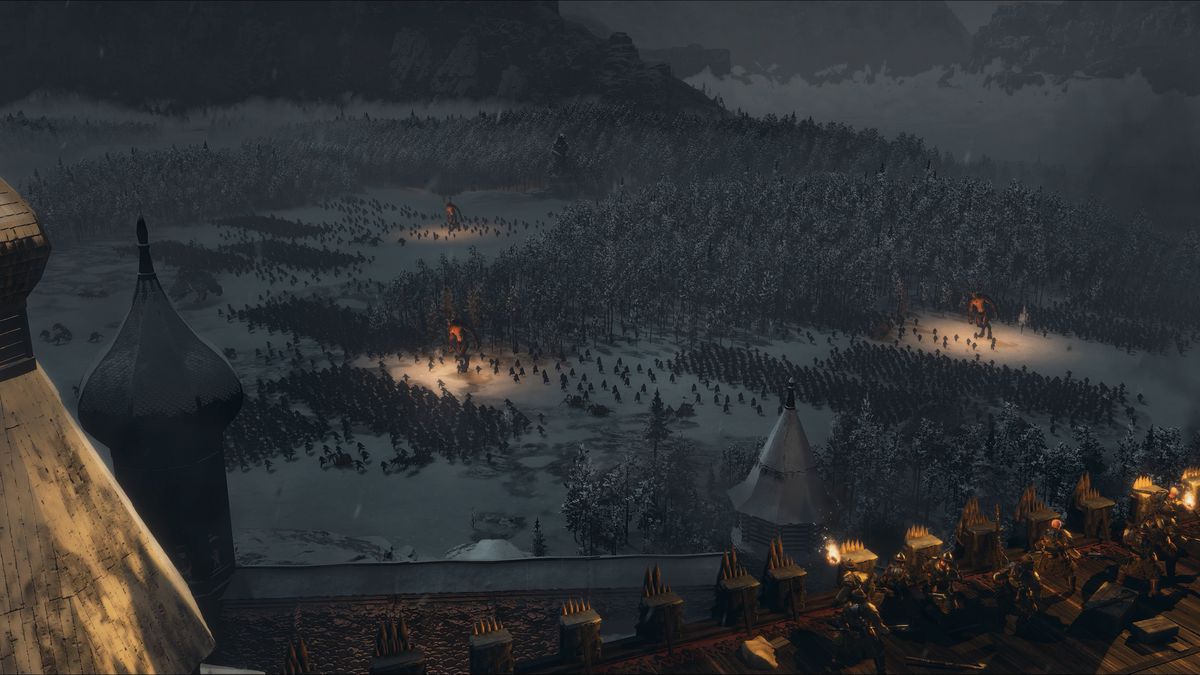 En vy av Moder Ostankyas armé på avstånd på natten, när kossarer ser henne närma sig från vallarna i en kislevitisk stad i Total War: Warhammer 3 Shadows of Change