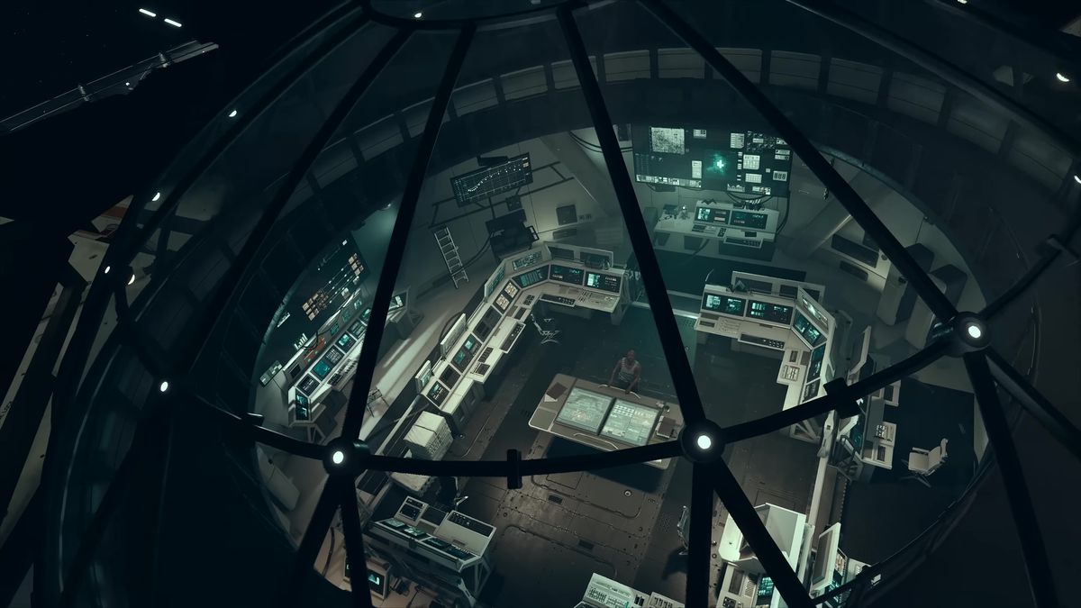 i en skärmdump från Starfield tittar kameran in i en rymdstation ovanifrån, genom en glaskupol;  en man sitter vid ett bord omgiven av massor av utrustning
