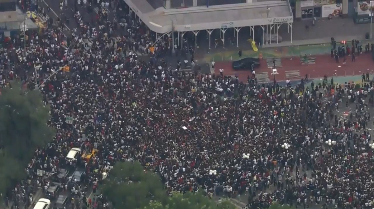 Tusentals människor trängdes på Union Square.