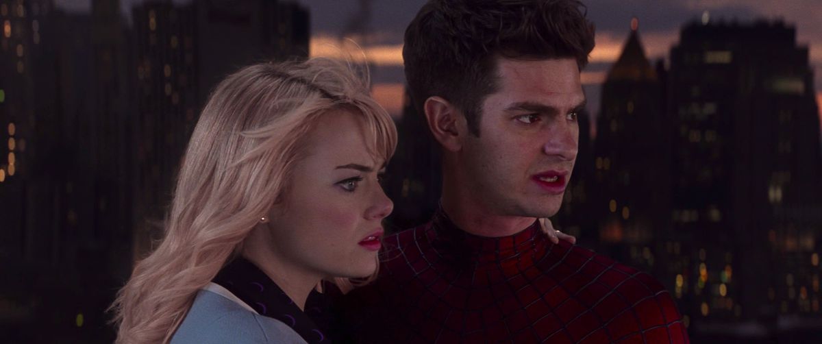 Peter Parker och Gwen på toppen av en byggnad i The Amazing Spider-Man 2