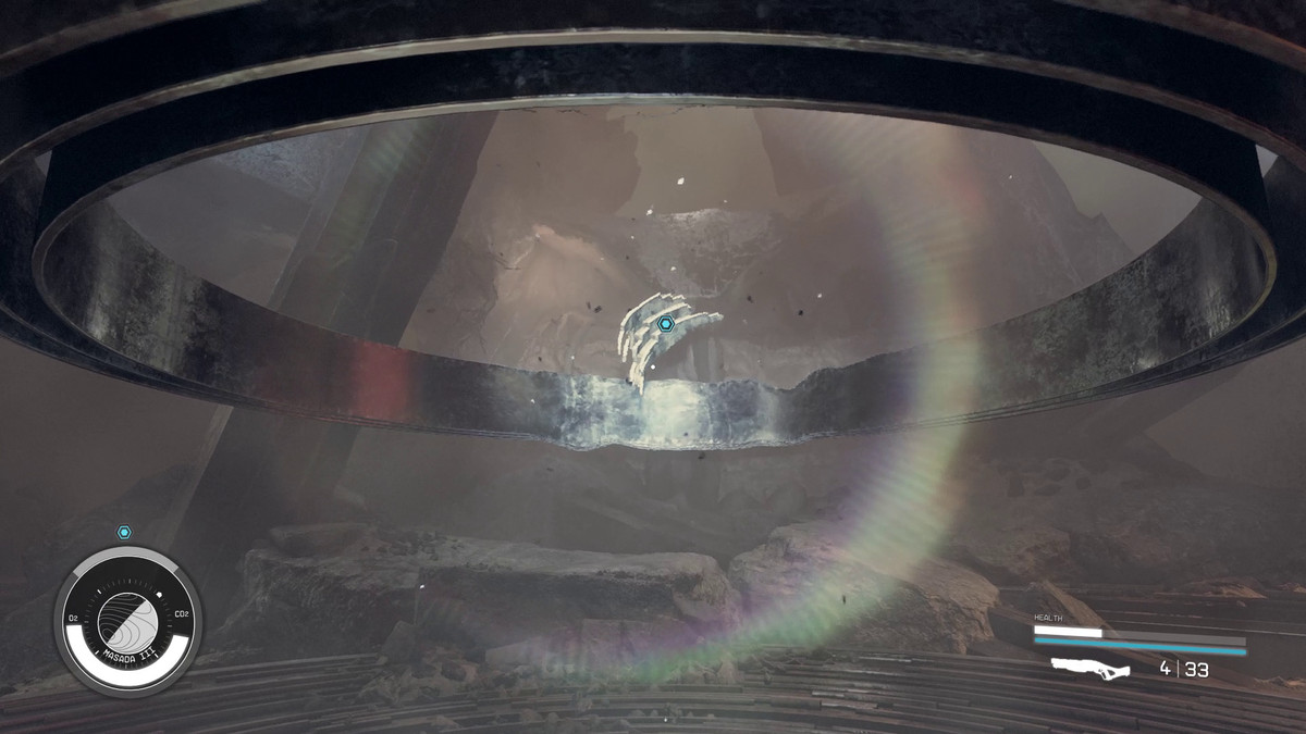 Spelaren tar en artefakt ur en uppsättning ringar i Starfield 