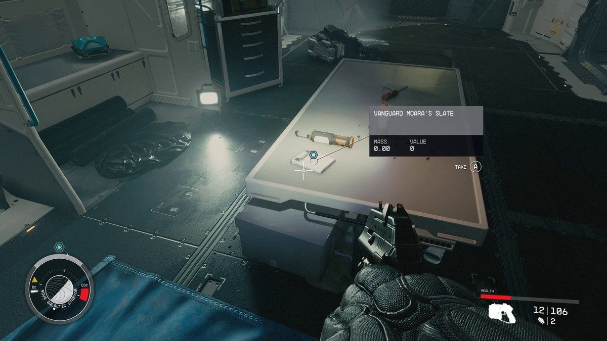 En spelare tar tag i ett papper med en speciell lapp från Vanguard Moara i Starfield