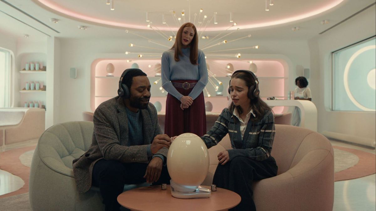 (LR) Chiwetel Ejiofor, Rosalie Craig och Emilia Clarke satt runt en liten äggliknande enhet i The Pod Generation.