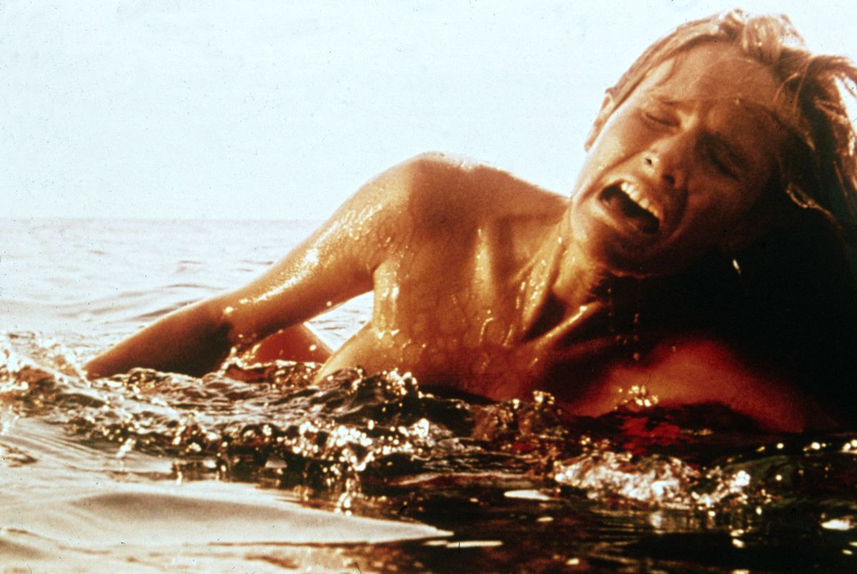 En kvinnlig simmare skriker när hon attackeras av en vithaj i en stillbild från filmen Jaws från 1975, regisserad av Steven Spielberg